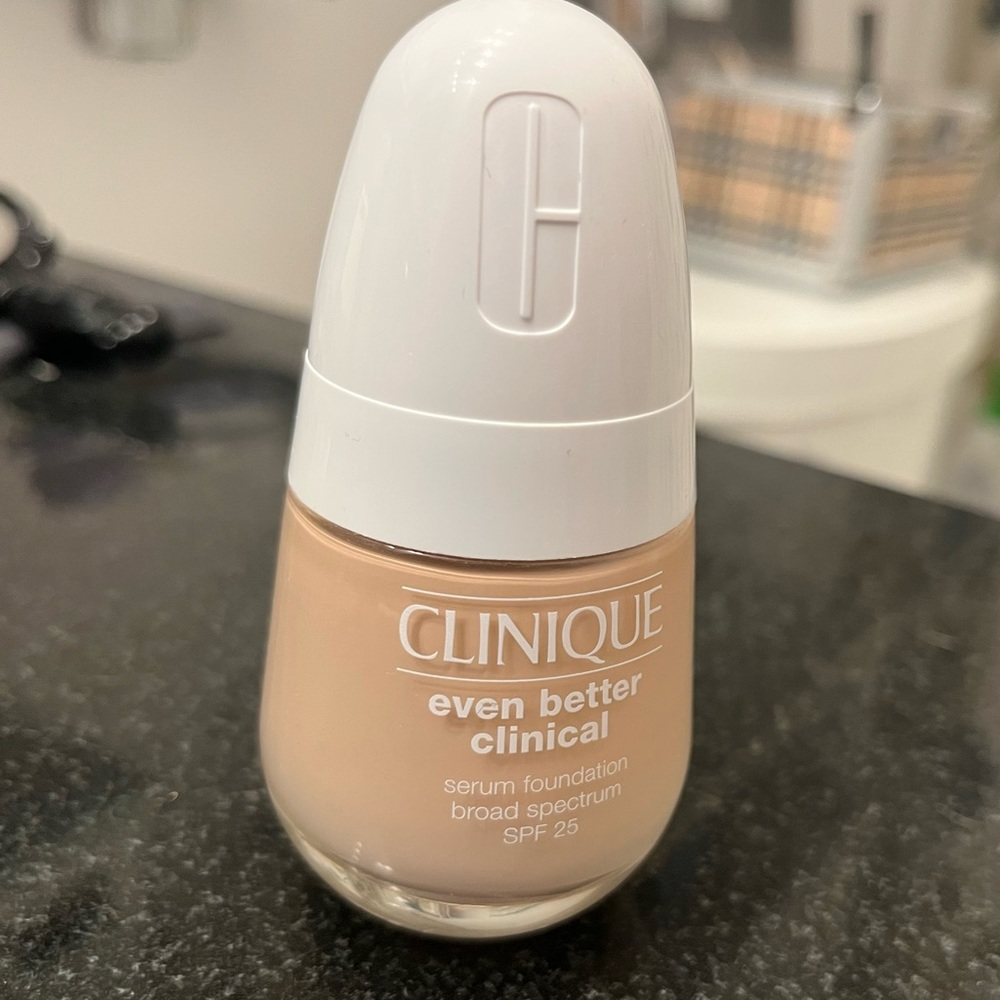 Clinique Even Better Clinical Serum Foundation in CN 02 Breeze